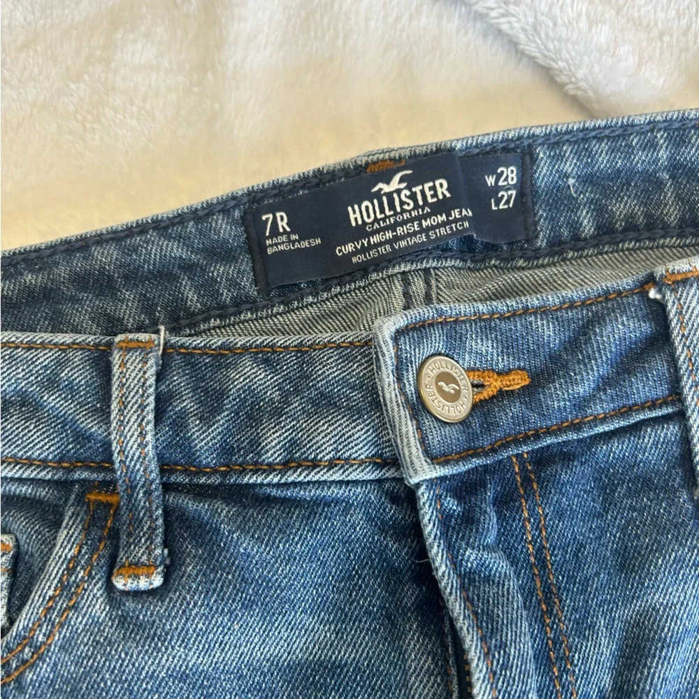 Hollister Curvey High Rise Distressed mom Jean